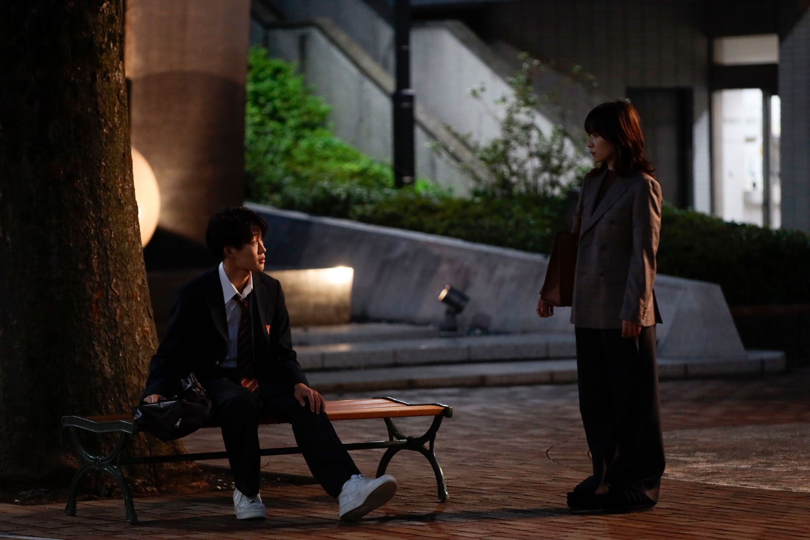 山時聡真、松岡茉優「最高の教師 1年後、私は生徒に■された」第2話より（C）日本テレビ