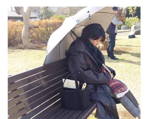 波瑠、野外で「居眠りこいてます」“素”すぎるロケショットが話題
