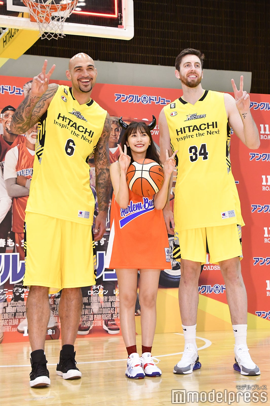 ロバート・サクレ選手、佐野ひなこ、ライアン・ケリー選手 （C）モデルプレス