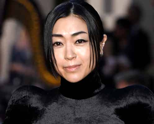 宇多田ヒカル、美背中披露のNY満喫ショット「可愛い」「お洒落コーデ」と反響