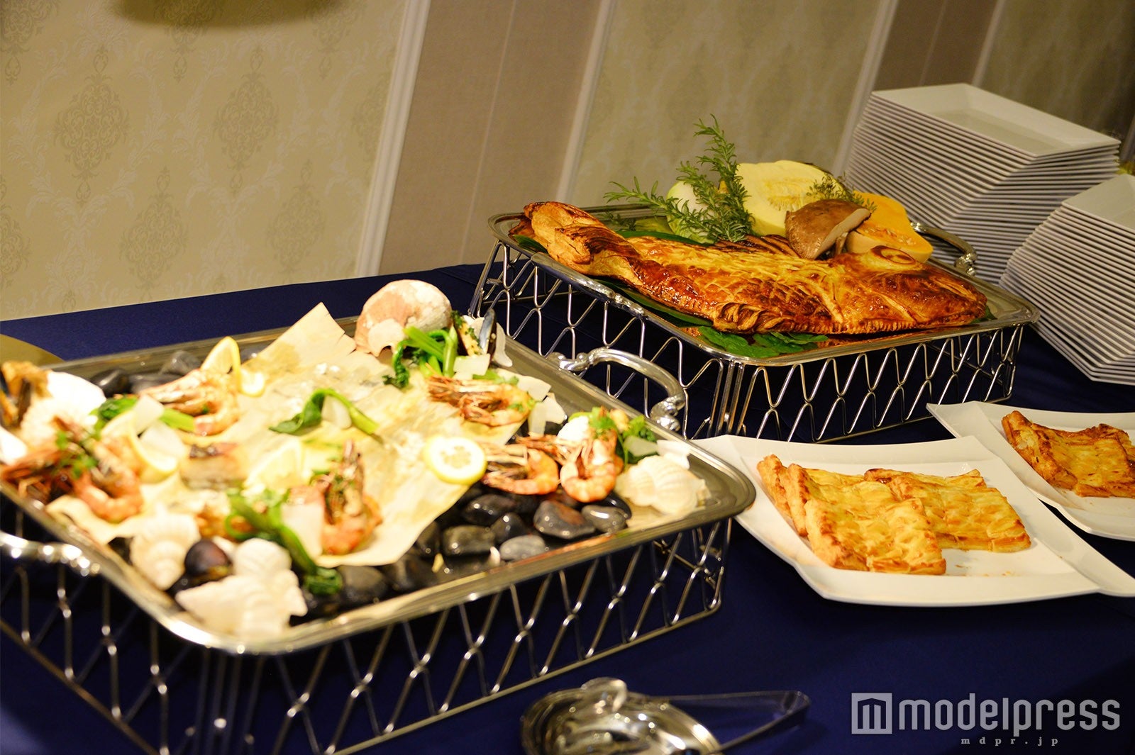 ビュッフェスタイルの豪華料理 （C）モデルプレス