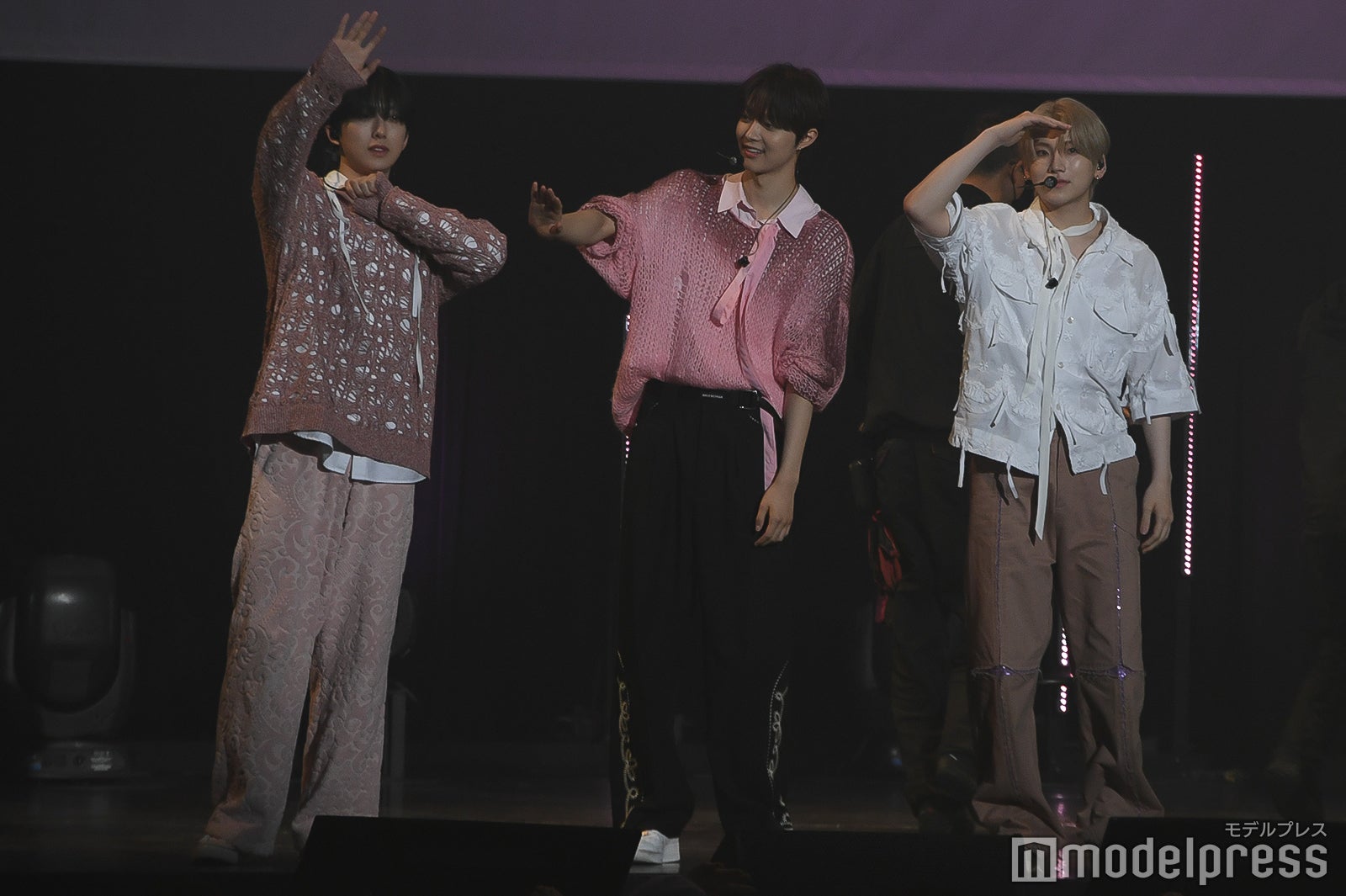 ファンサービスをするFUMA、EJ、YUMA（C）モデルプレス