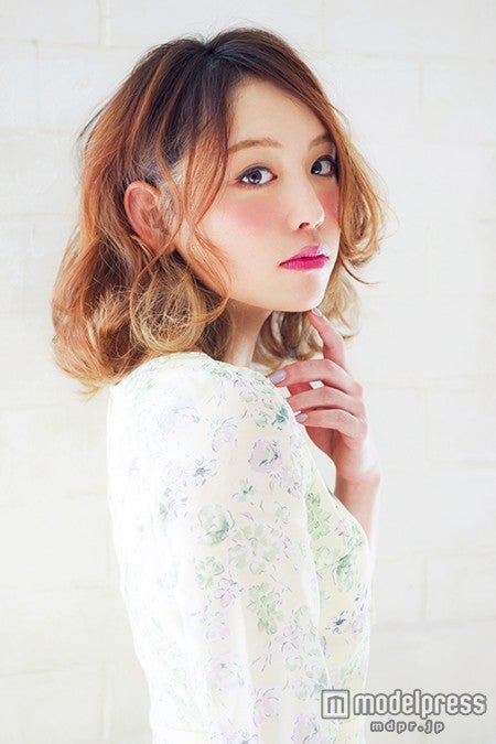 片耳かけで艶っぽく／モデル勝南美（画像提供：「Ray」5月号、主婦の友社）