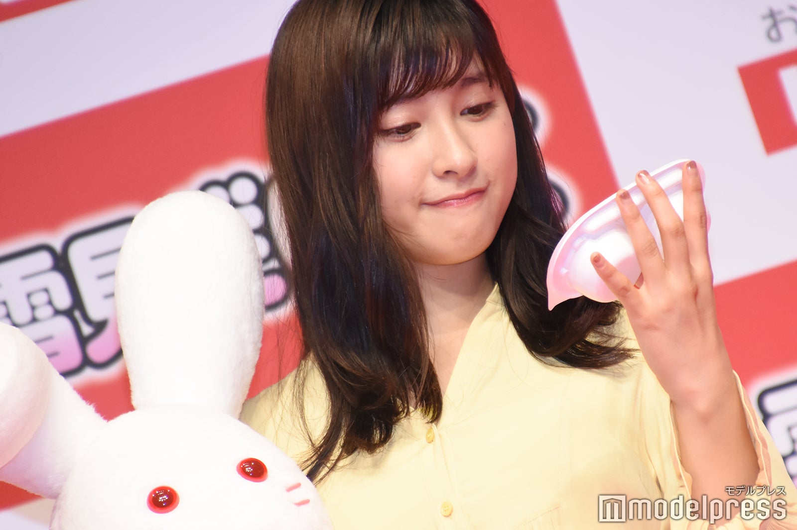 パッケージを見つめる土屋太鳳 （C）モデルプレス