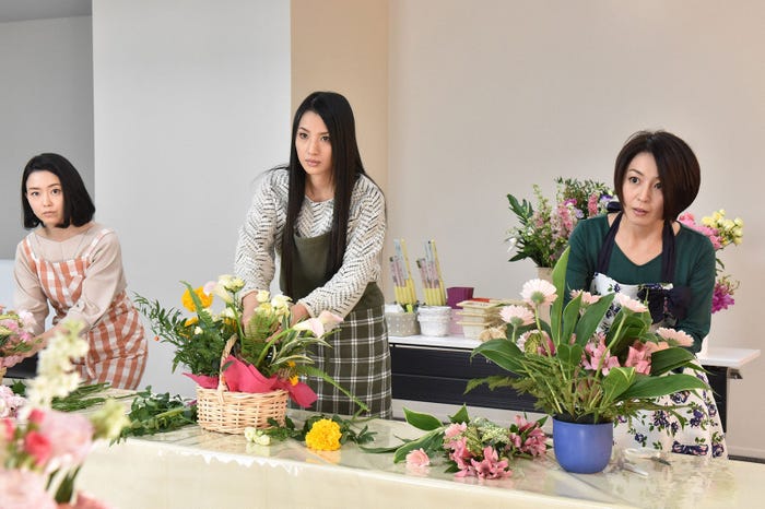 原田佳奈、芦名星、酒井美紀/「奥様は、取り扱い注意」第6話より(画像提供:日本テレビ)