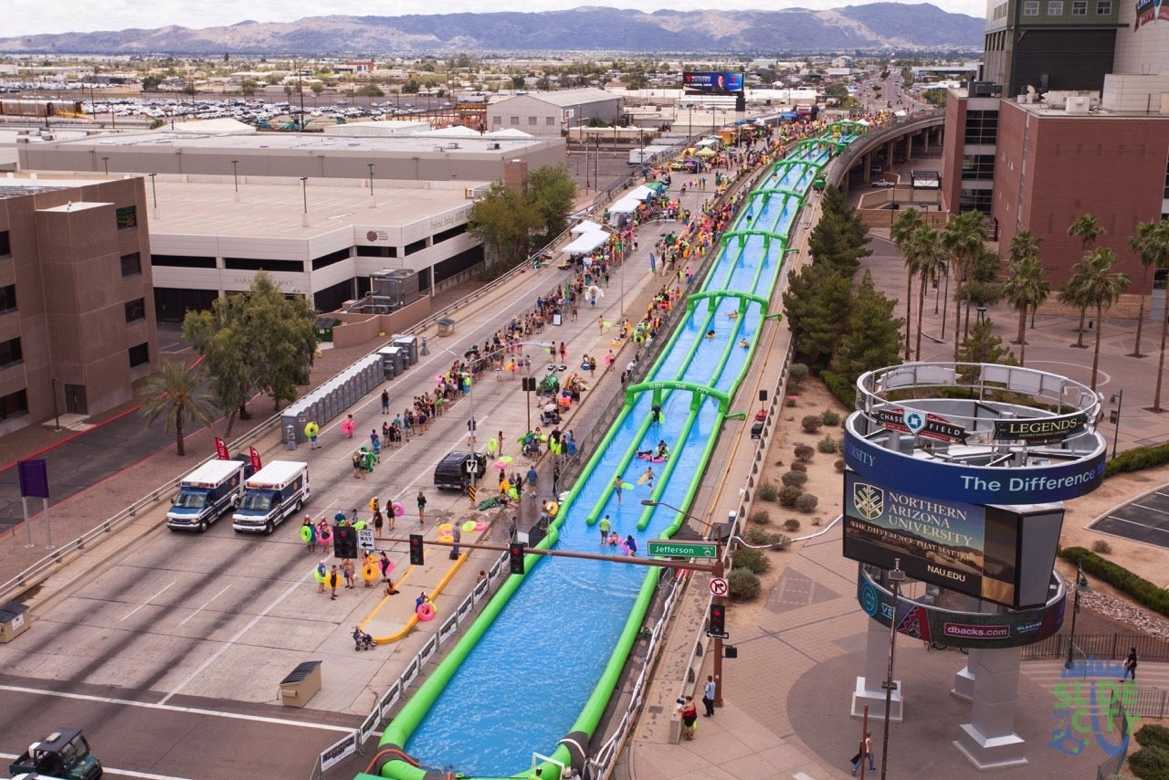 約300メートルの巨大ウォータースライダー／画像提供：Slide the City Japan実行委員会