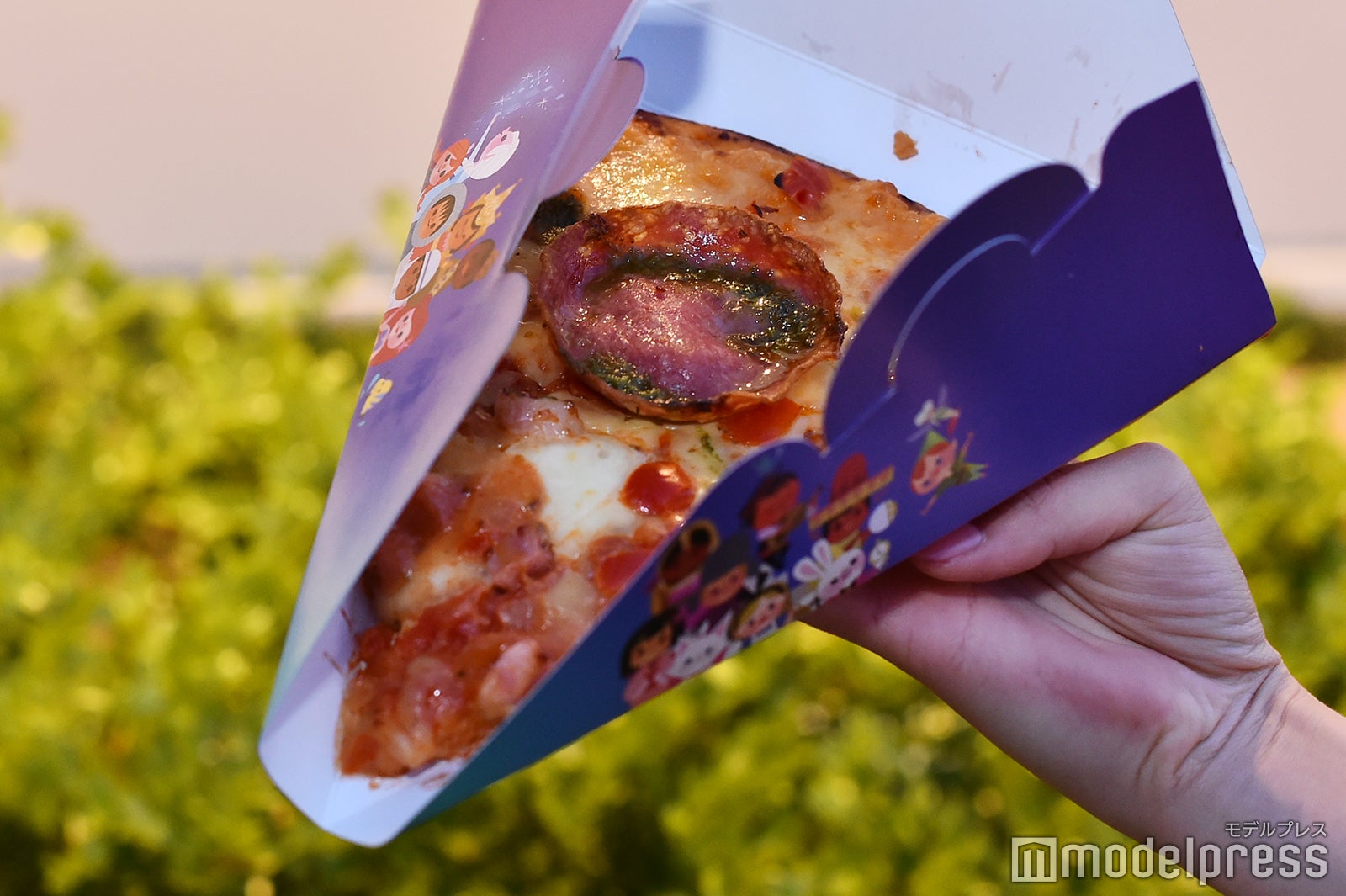 最初はヨーロッパのイタリアをテーマにした、パンチェッタとサラミを使用したピザ （C）モデルプレス（C）Disney