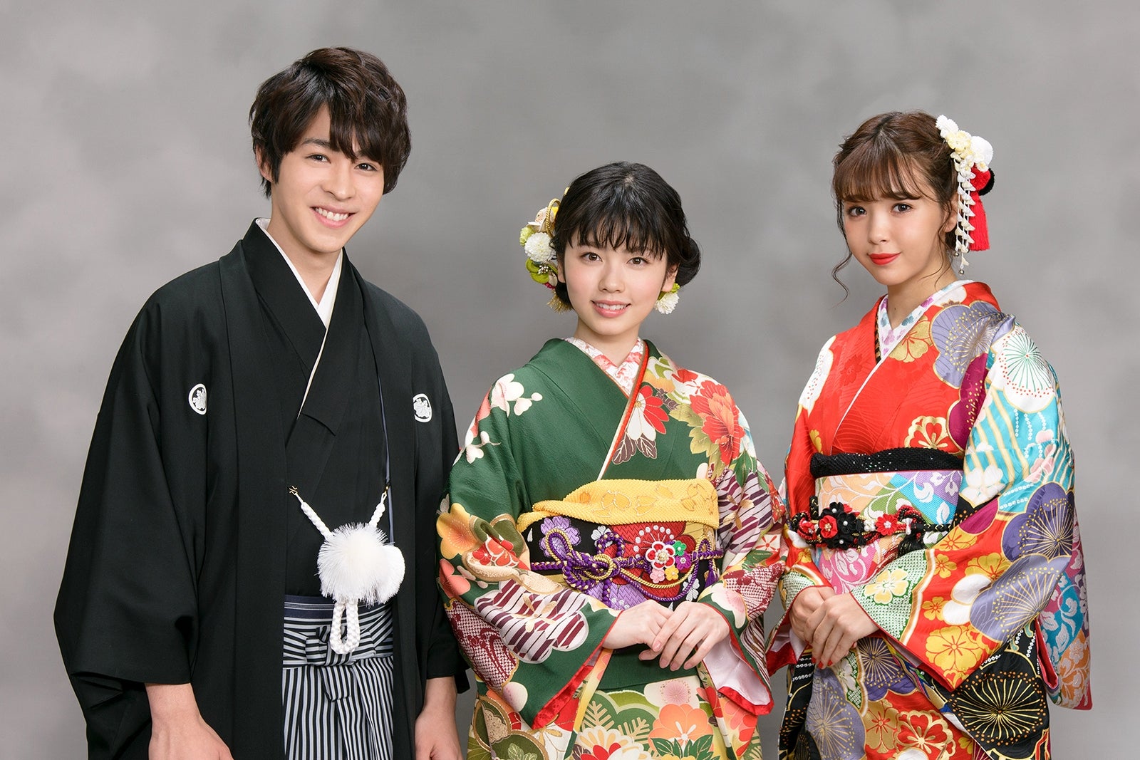 “新成人”小芝風花・藤田ニコル・西銘駿、目指す大人像は？3ショット記念撮影