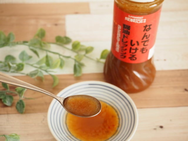 成城石井醤油ドレッシングをスプーンの上に乗せた写真