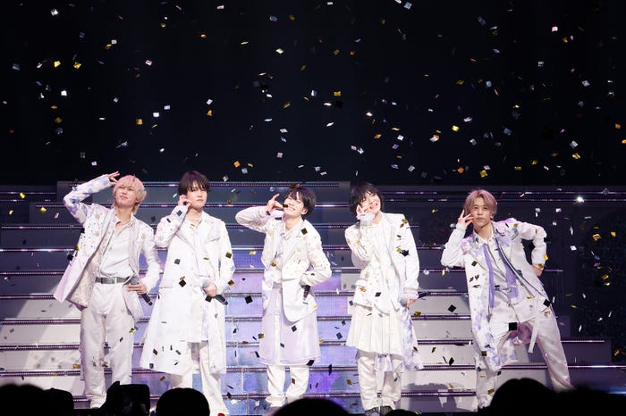 Lil かんさい(左から)岡崎彪太郎、大西風雅、西村拓哉、嶋崎斗亜、西村拓哉、當間琉巧/「Lil かんさい LIVE 2024『一舞入魂』」より(提供写真)