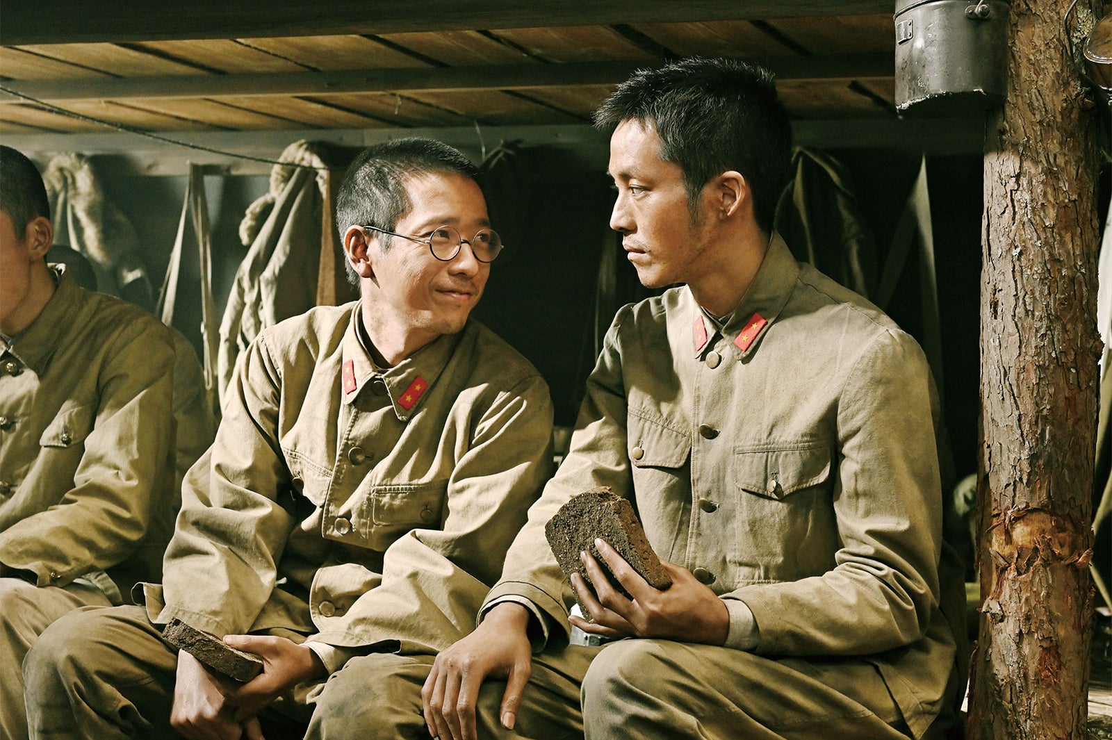 二宮和也、松坂桃李（C）2022映画「ラーゲリより愛を込めて」製作委員会（C）1989清水香子