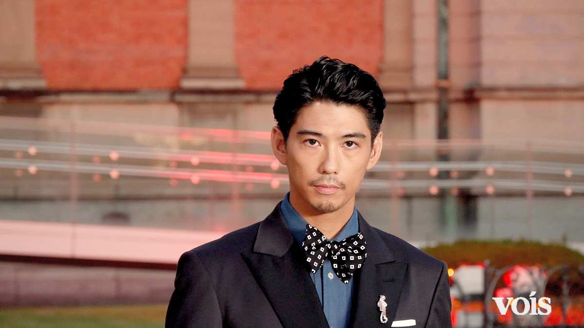 賀来賢人、左胸に輝くパンテール「着けた瞬間に強さを」 京都に溶け込むダンディな姿