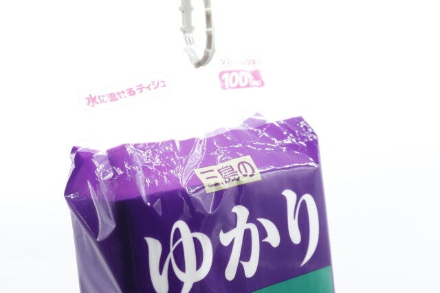 ダイソーの三島の「ゆかり」柄ソフトパックティッシュはフック穴付き