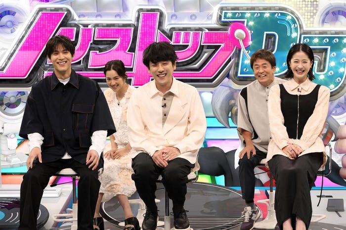 (左から)中川大志、中村アン、二宮和也、堀内健、松本若菜(C)フジテレビ