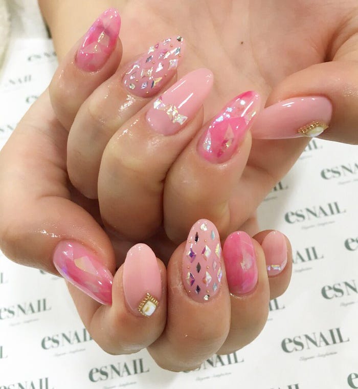 贅沢ホロ&2色のピンクで気分も華やぐ(画像提供:esNAIL)