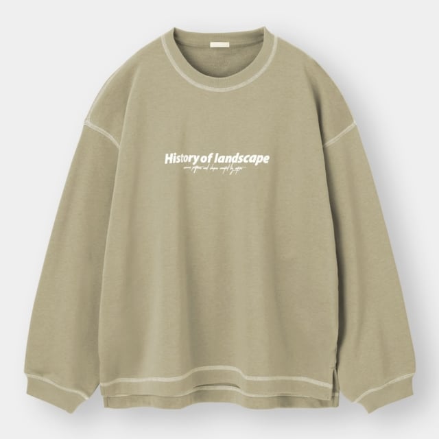 カーキカラーのロゴ入りスウェット