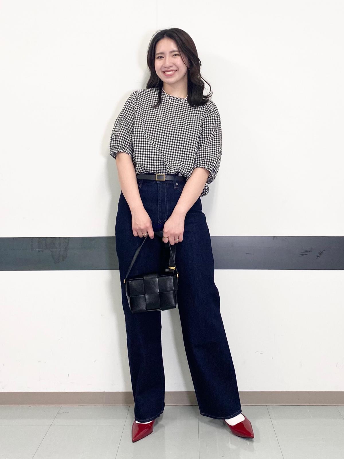 細かなギンガム柄ブラウスをネイビーのデニムで甘くなりすぎずにまとめて 出典:StyleHint
