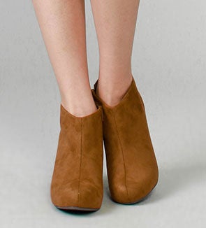 アーモンドトゥ美脚シンプルショートブーツ「salus」2,690円（税込）／画像提供：salus