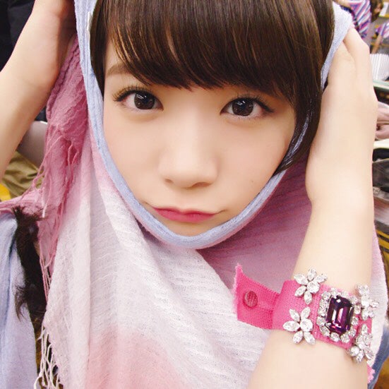 あざとさを爆発させる秋元真夏（撮影：伊藤万理華／提供写真）