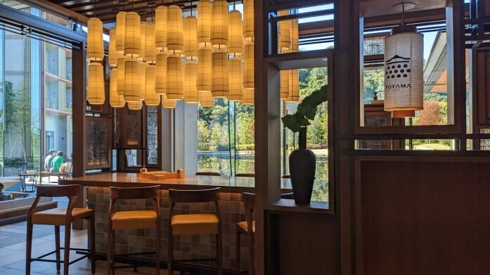 ザ・バー夜車山（よやま）。犬山祭の車山や国宝茶室「如庵」に施されている「暦張り」などをモチーフにしたデザイン（ホテルインディゴ犬山有楽苑）