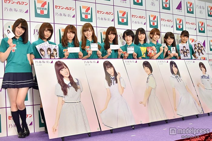 コンビニエンスストアでアルバイト体験をした乃木坂46(左から:高山一実、若月佑美、桜井玲香、白石麻衣、西野七瀬、生駒里奈、生田絵梨花、橋本奈々未、秋元真夏、深川麻衣)
