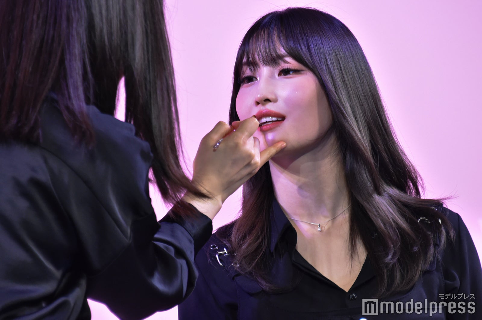 ウォン・ジョンヨ氏からメイクを受けるモモ （C）モデルプレス