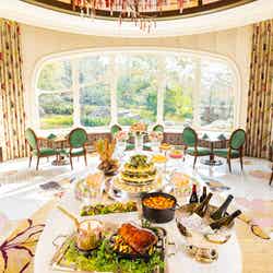 東京ディズニーシー・ファンタジースプリングスホテル ファンタジースプリングス・レストラン “東京ディズニーシー・フード&ワイン・フェスティバル”ペアリングランチC)Disney