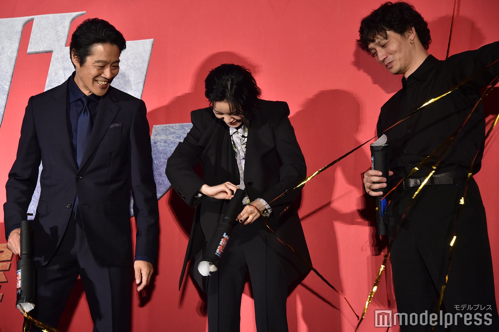 特攻テープが絡まる平手友梨奈を救出する堤真一と安藤政信（C）モデルプレス