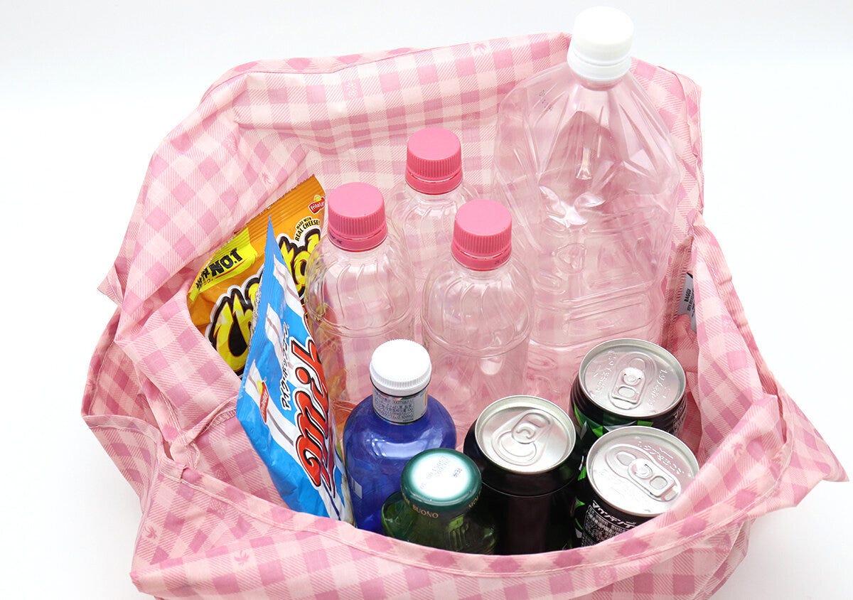 ピンクのチェック柄エコバッグにペットボトルや缶、お菓子を詰め込んで大容量を示した写真