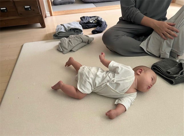 小林礼奈、生後半年次女が見せた"謎ポーズ"にツッコミ「なんちゅー格好してんねん」