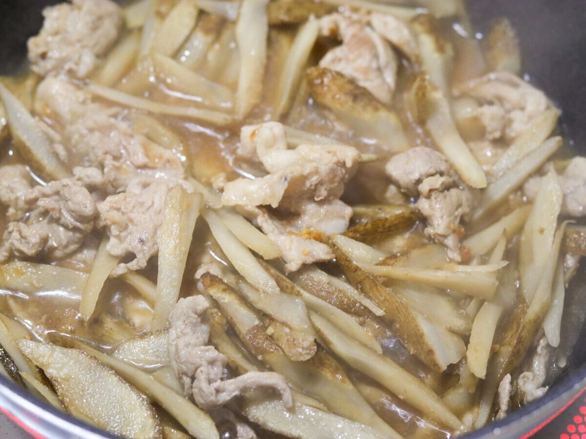 みりん、味噌、しょうゆを加えて味をととのえる。