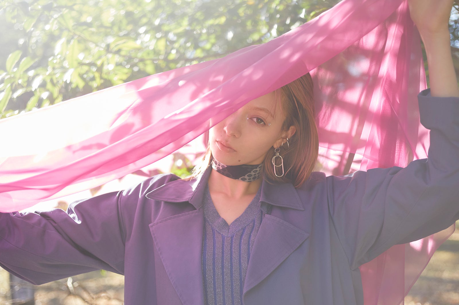 八木アリサ、フェミニン春コーデで魅了