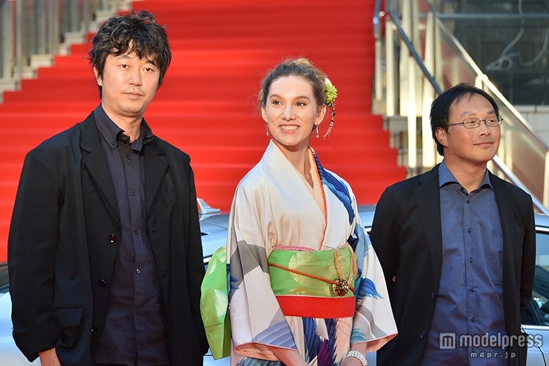 新井浩文（左）、ブライアリー・ロング（中央）