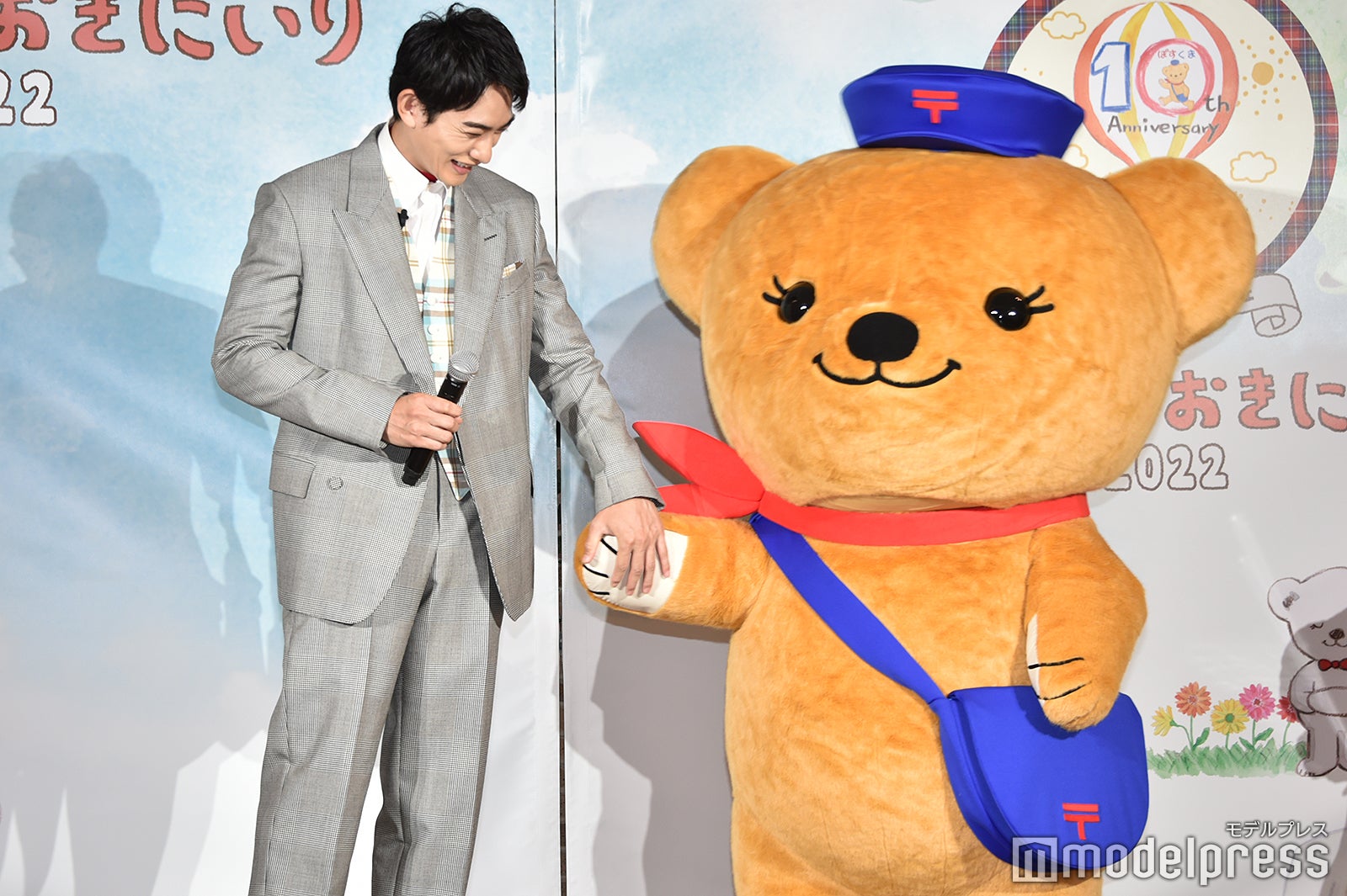 ぽすくまと手を繋ぐ町田啓太（C）モデルプレス