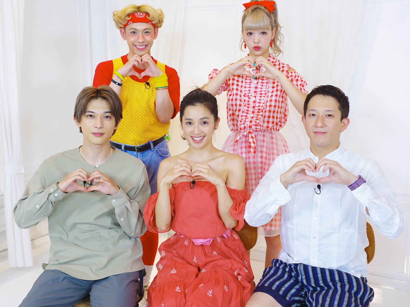 「恋んトス」シーズン4スタジオMCを務める（上左から時計回りに）りゅうちぇる、藤田ニコル、高橋茂雄、中村アン、吉沢亮／撮影：柳内良仁（C）TBS