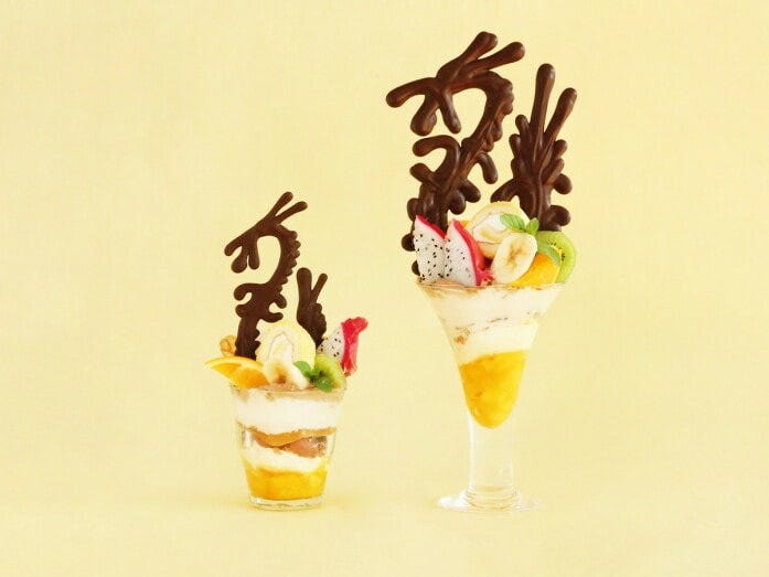 トロピカルドラゴンパフェ（グラスサイズ1300円、レギュラーサイズ1700円 ※ドリンクセットは＋500円　※すべて税、サービス料込）（提供画像）