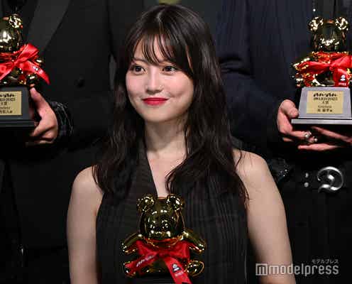 今田美桜、ドレス姿で美背中披露「2025年はかなり挑戦の年」【anan AWARD 2025】