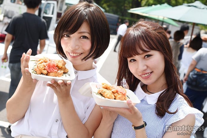 「博多水炊きから揚げ丼」¥600/モデル:和希詩織、丹羽杏里