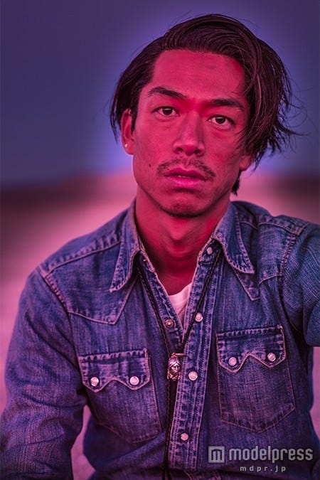 AKIRA初のソロ写真集「AKIRA LA」より