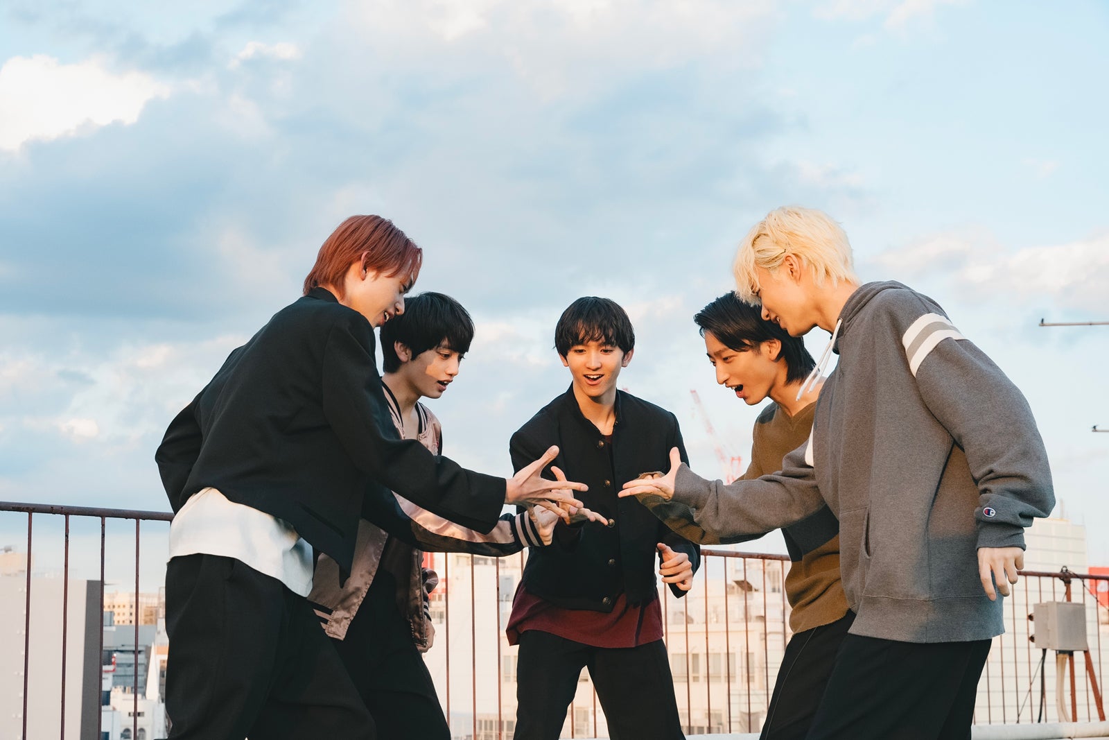 （左から）近藤駿太、山本龍人、高岡ミロ、筒井俊旭、中村旺太郎（C）映画「BATTLE KING！！ Map of The Mind」製作委員会