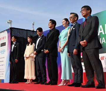 ゆうちゃみ まぶしきノースリーブ！圧巻スタイルのロングドレス「人生初めてのレッドカーペットです」横浜国際映画祭