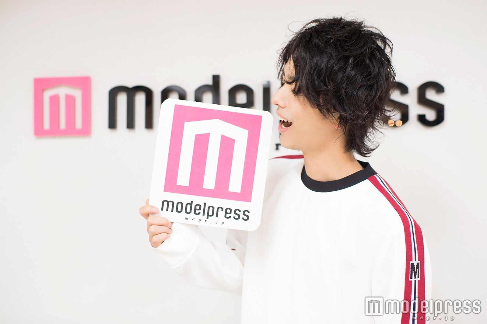 黒羽麻璃央（C）モデルプレス