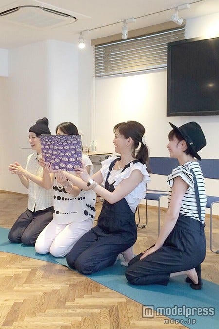 読み聞かせイベントの様子/(左から)森貴美子、鈴木サチ、佐藤純、EMI