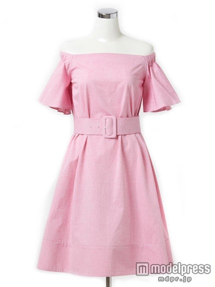 シャンブレーオフショルワンピース「DRWCYS」17,280円(税込)