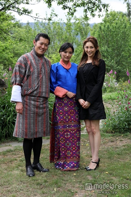 左から：ブータン王妃陛下、ブータン国王陛下、押切もえ