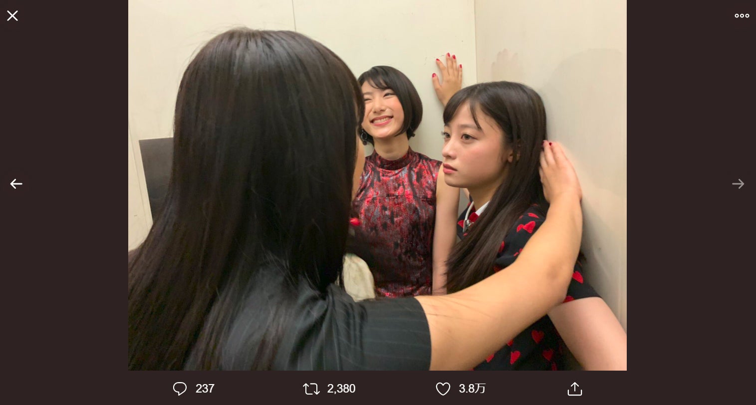 橋本環奈、浅川梨奈からの“壁ドン”に無表情「安定の塩対応しときました」