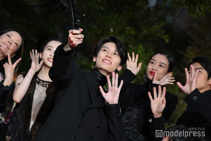 自撮りを楽しむ伊東蒼、萩原利久、河合優実、黒崎煌代ら(C)モデルプレス