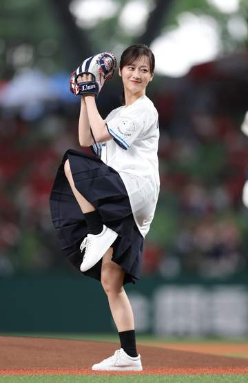 「可愛すぎて眼福」ベルーナD降臨の大人気美人女優に騒然 ノーバンならずもポニテ揺らして可憐な投球「ぐうかわ」「アツい」「肩強そう」