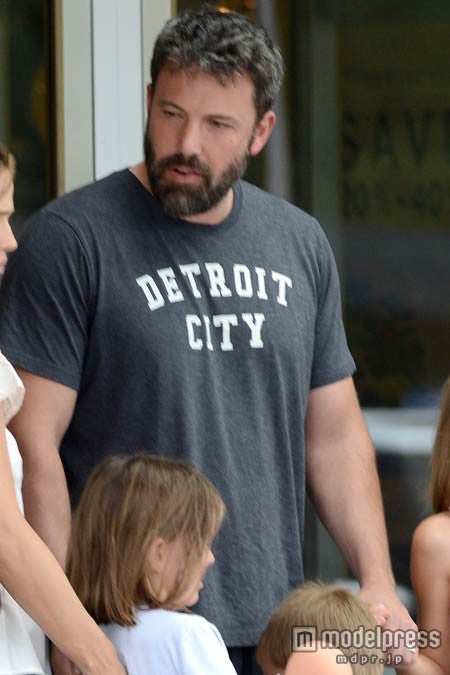 ベン・アフレック、ナニーとの浮気報道後も家族と一緒