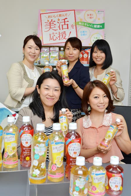 開発に関わった「ITOEN 女子部」のみなさんと真鍋摩緒さん